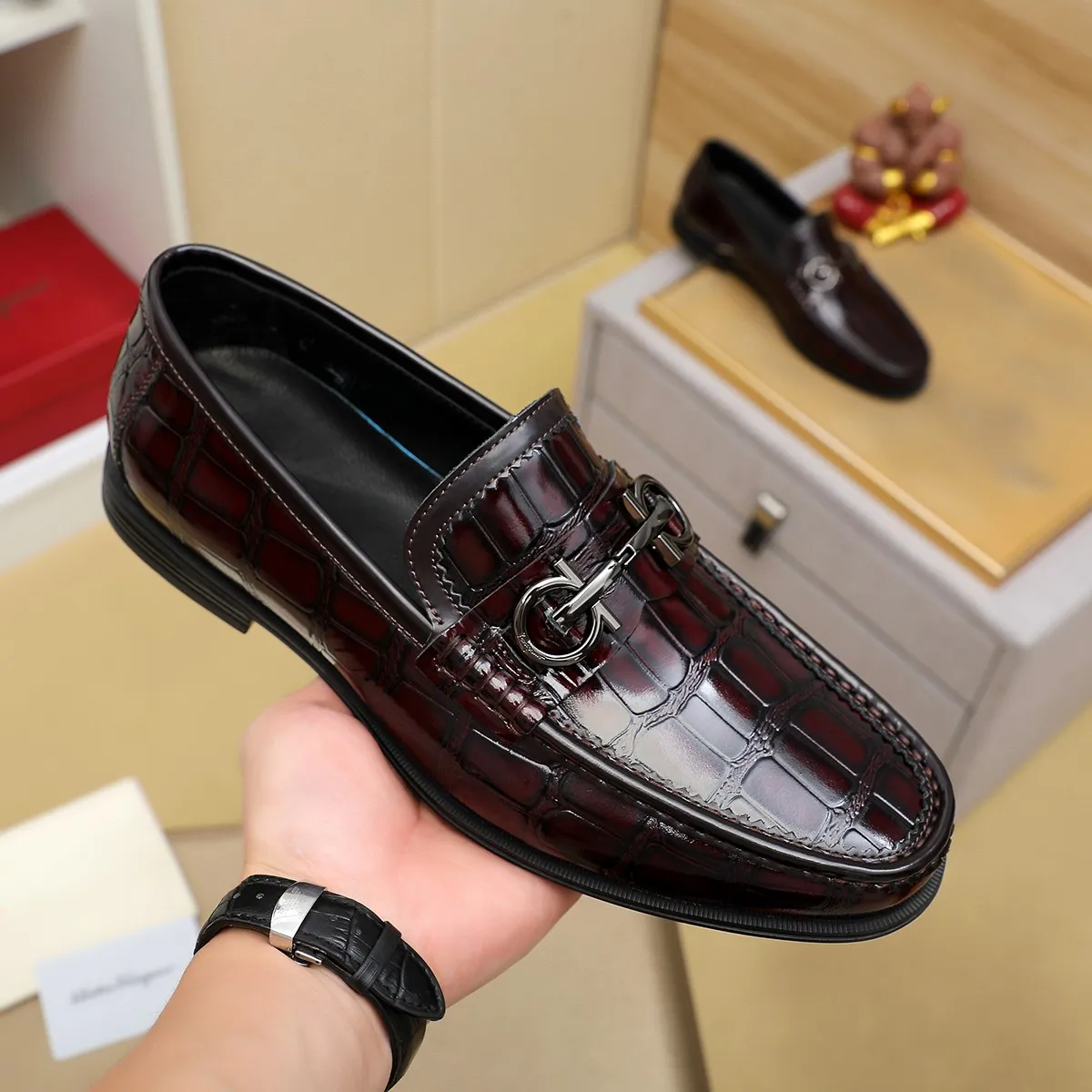 Men's shoes 250 🕷🕷🐂【Ferragamo】Ferragamo Popular fashionable casual shoes🇨🇳Official website counter 1:1 production, original mold opening💯Good quality can be seen, imported high-end first-layer pebbled calfskin, water-dyed🐂leather lining🌿very clear texture, high-quality waterproof, non-slip and wear-resistant outsole🎋high quality and low price, truly handmade🍓, color optional! Code number 38-44 (45. To be customized)